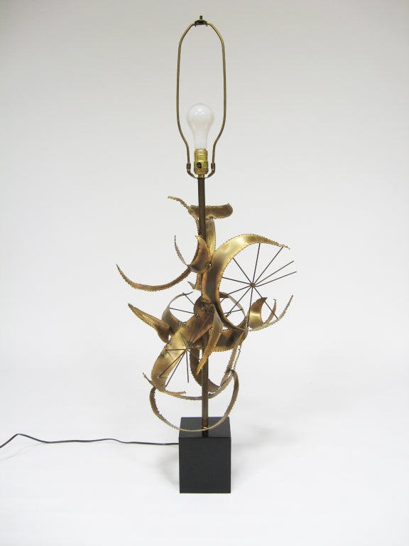 Laiton Lampe de table sculpturale par Laurel en vente