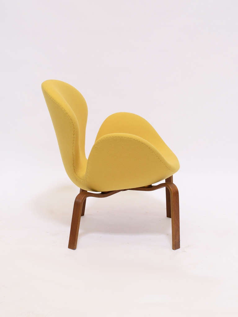 Mid-Century Modern Early Arne Jacobsen Swan Chair With Wood Legs