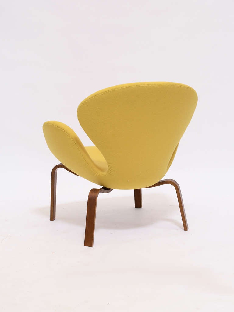 Early Arne Jacobsen Swan Chair With Wood Legs In Excellent Condition In Highland, IN