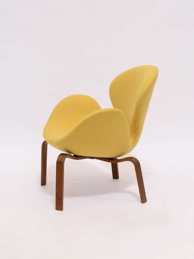 Mid-20th Century Early Arne Jacobsen Swan Chair With Wood Legs