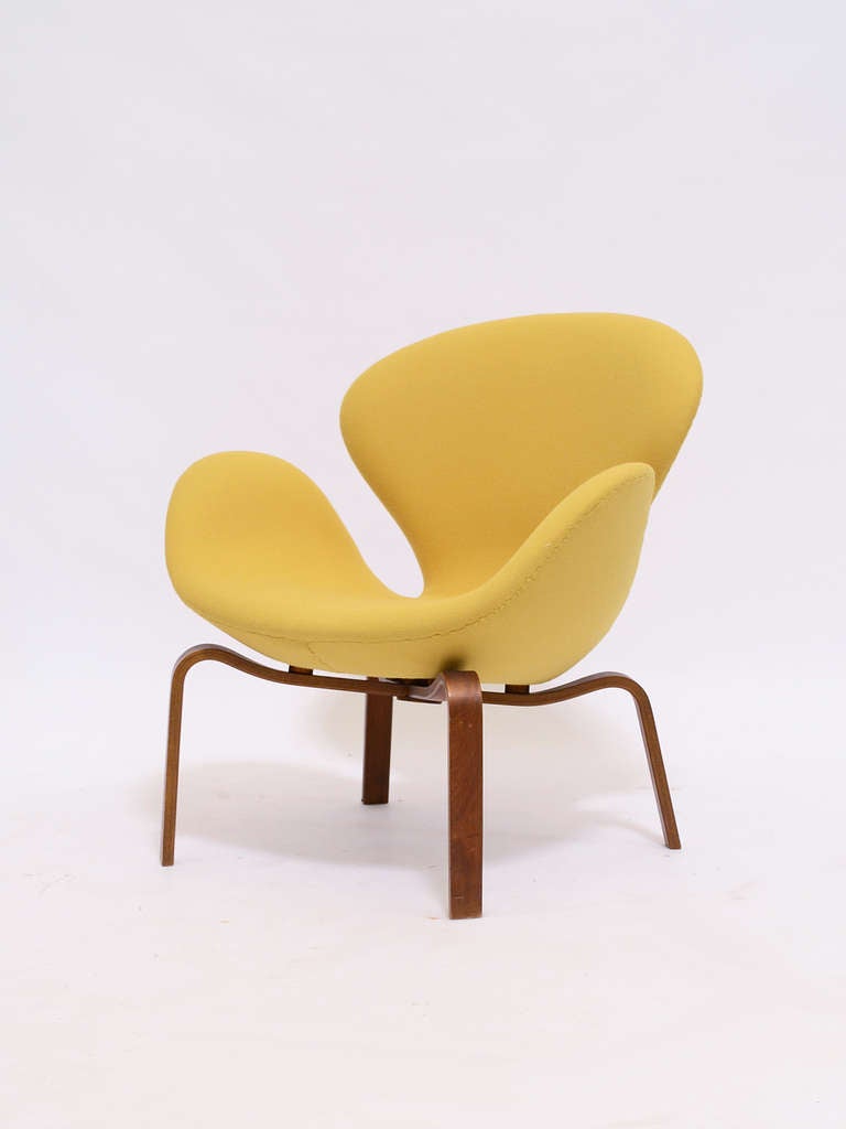 Teak Early Arne Jacobsen Swan Chair With Wood Legs