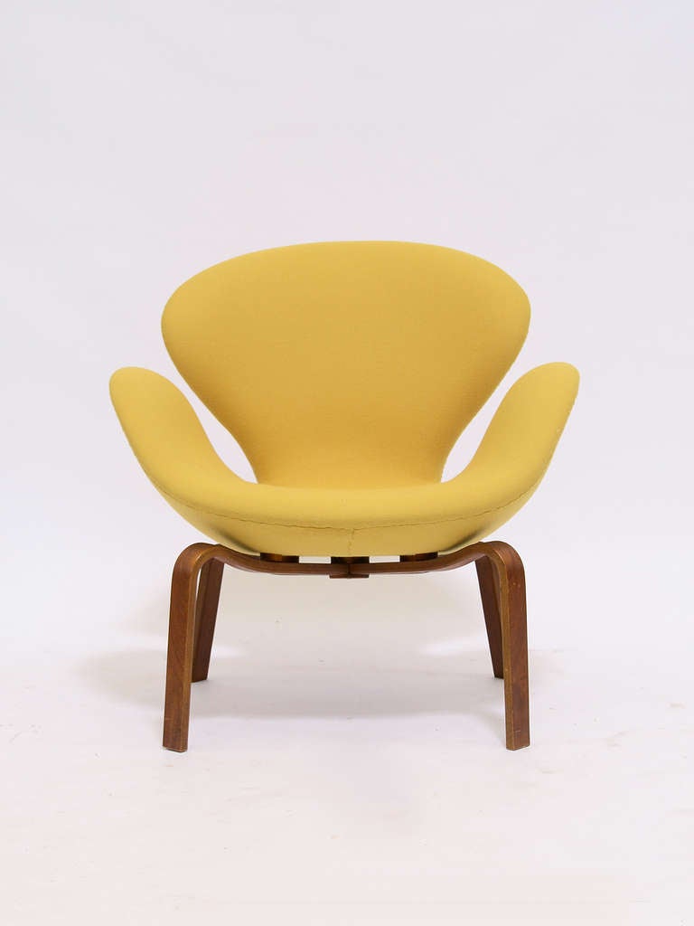 Early Arne Jacobsen Swan Chair With Wood Legs 1