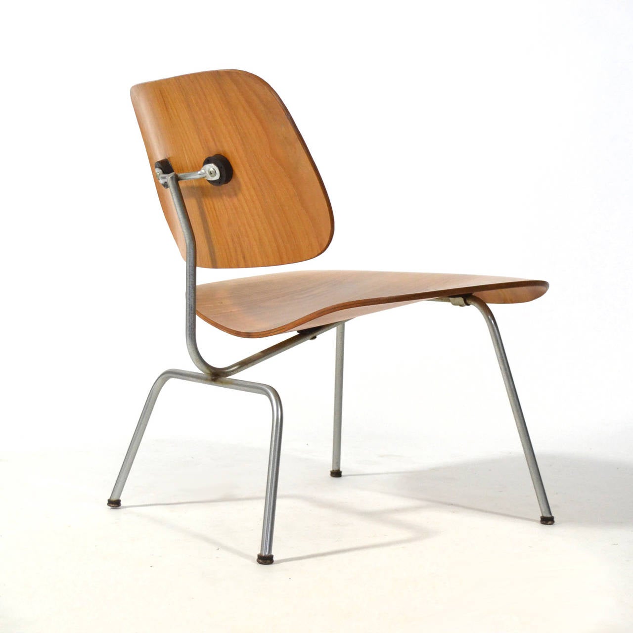 eames chair lcm