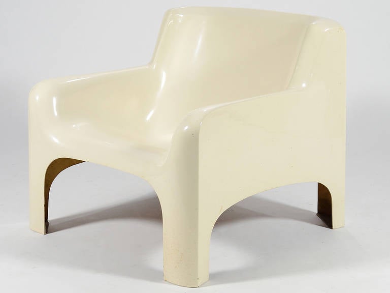 This elegant fiberglass lounge chair by Carlo Bartoli was made in Italy by Arflex and imported into the US by Stendig. The form is more subtle than many of the wild plastic designs that were produced during the same period. 

This design is part