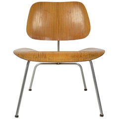 Chaise longue Eames LCM par Herman Miller avec supports de développement