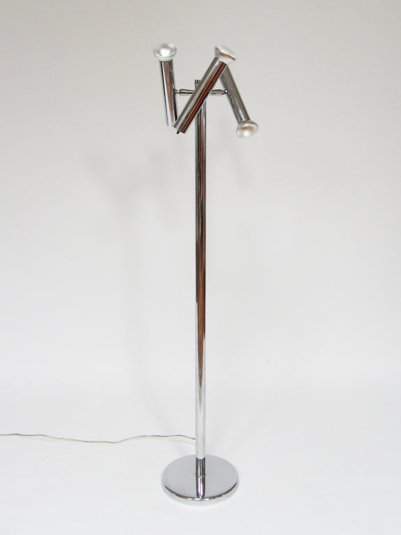 D'un design très élégant, ce lampadaire minimaliste possède trois têtes qui peuvent pivoter et s'orienter pour diriger la lumière, vers le haut, vers le bas ou en angle. Chaque lumière est allumée indépendamment. L'étiquette en bas indique que le