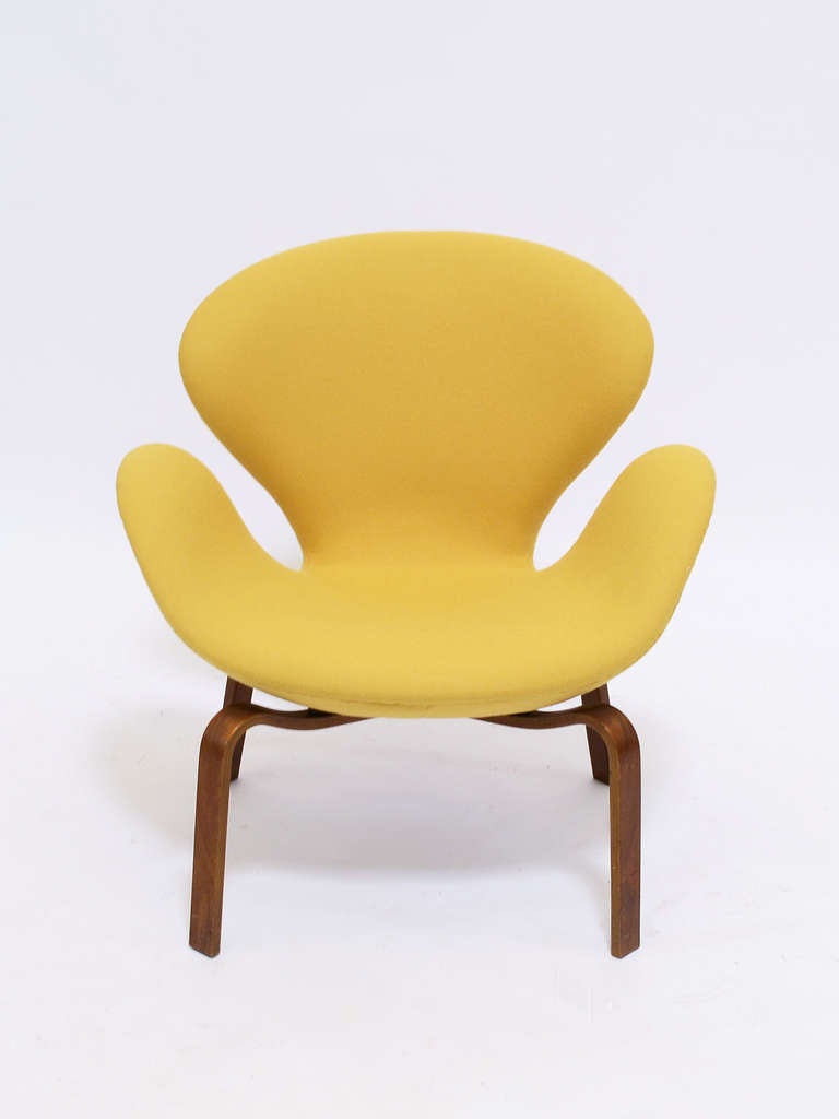 Early Arne Jacobsen Swan Chair With Wood Legs 2