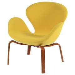 Early Arne Jacobsen Swan Chair With Wood Legs
