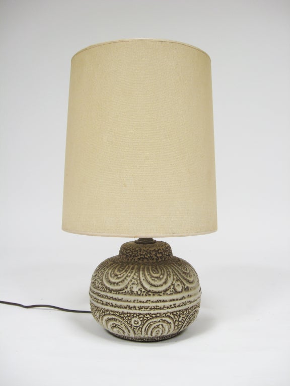 Mid-Century Modern Lampe de table Design Technics avec base texturée en vente