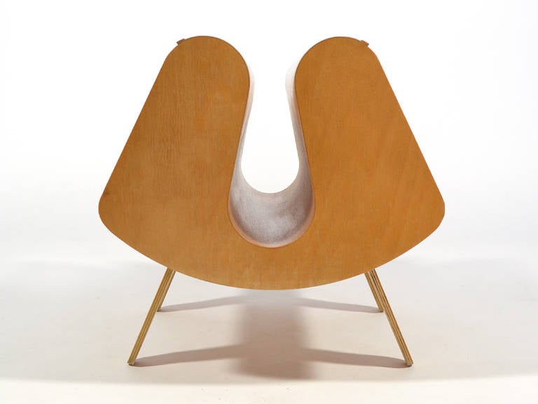 Le design innovant d'Egon Riss 1939 pour Isokon a été créé avec des étagères des deux côtés, dimensionnées pour accueillir parfaitement les livres Penguin, ainsi qu'un espace au centre pour contenir des magazines. Fabriqués en contreplaqué de