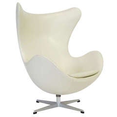 Retro Arne Jacobsen egg chair by Fritz Hansen in ivory leather
