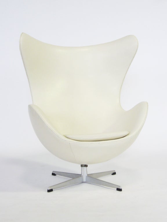 Arne Jacobsen egg chair by Fritz Hansen in ivory leather 4