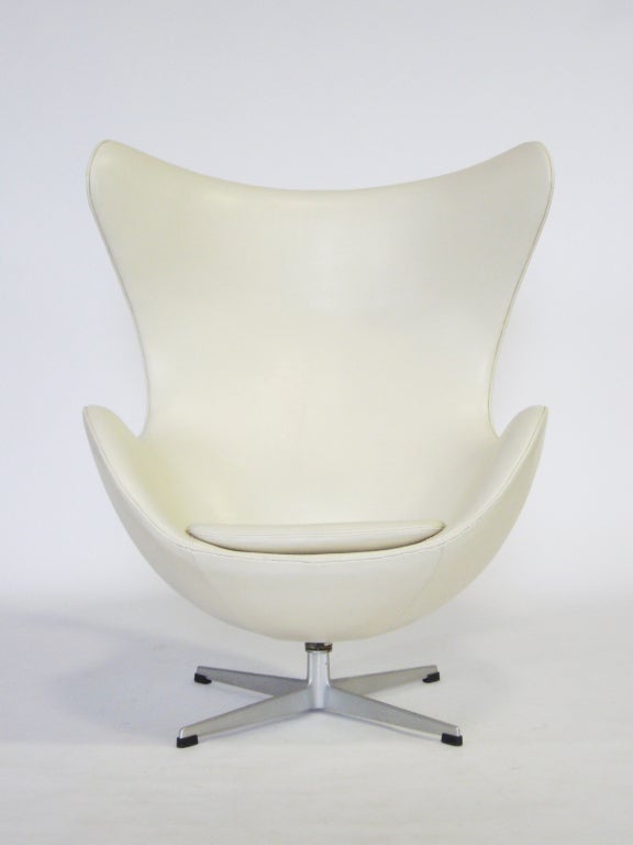 Arne Jacobsen's masterpiece was originally designed for the SAS Hotel in Copenhagen but was soon put into commercial production by Fritz Hansen and quickly became an icon of modern design.

This early vintage chair has the elegant cast aluminum