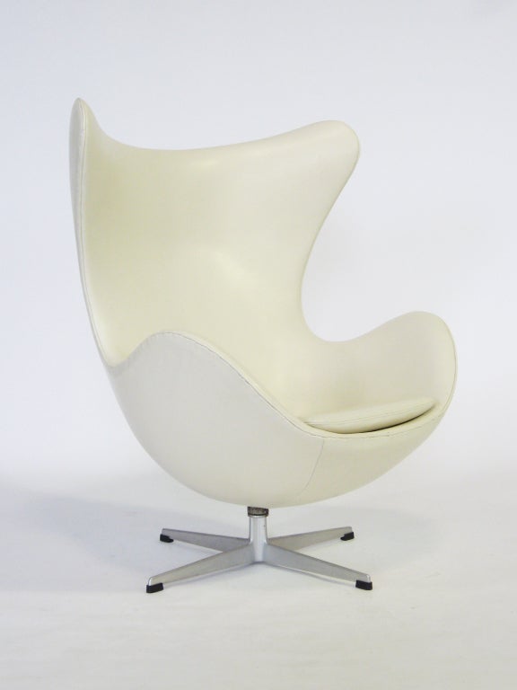 Danish Arne Jacobsen egg chair by Fritz Hansen in ivory leather