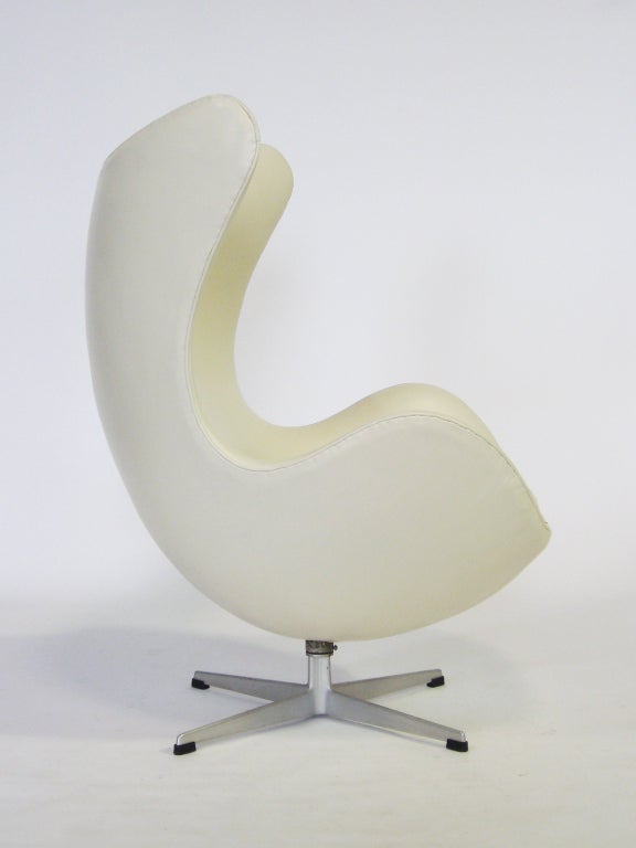 Arne Jacobsen egg chair by Fritz Hansen in ivory leather In Excellent Condition In Highland, IN