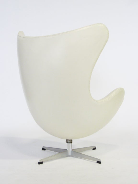 Mid-20th Century Arne Jacobsen egg chair by Fritz Hansen in ivory leather