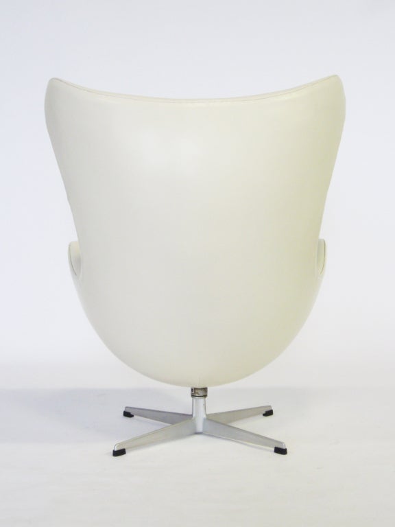 Aluminum Arne Jacobsen egg chair by Fritz Hansen in ivory leather