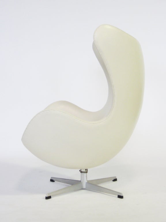 Arne Jacobsen egg chair by Fritz Hansen in ivory leather 1