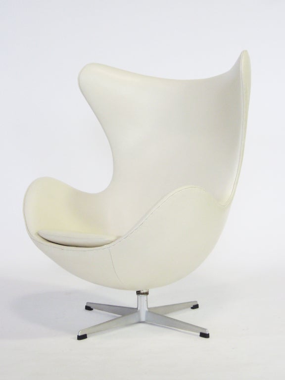 Arne Jacobsen egg chair by Fritz Hansen in ivory leather 2