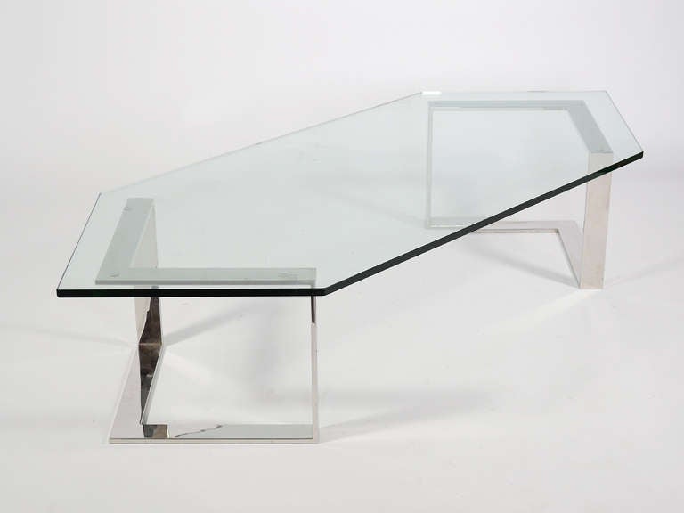 Acier inoxydable Table basse en chrome et verre par Directional en vente