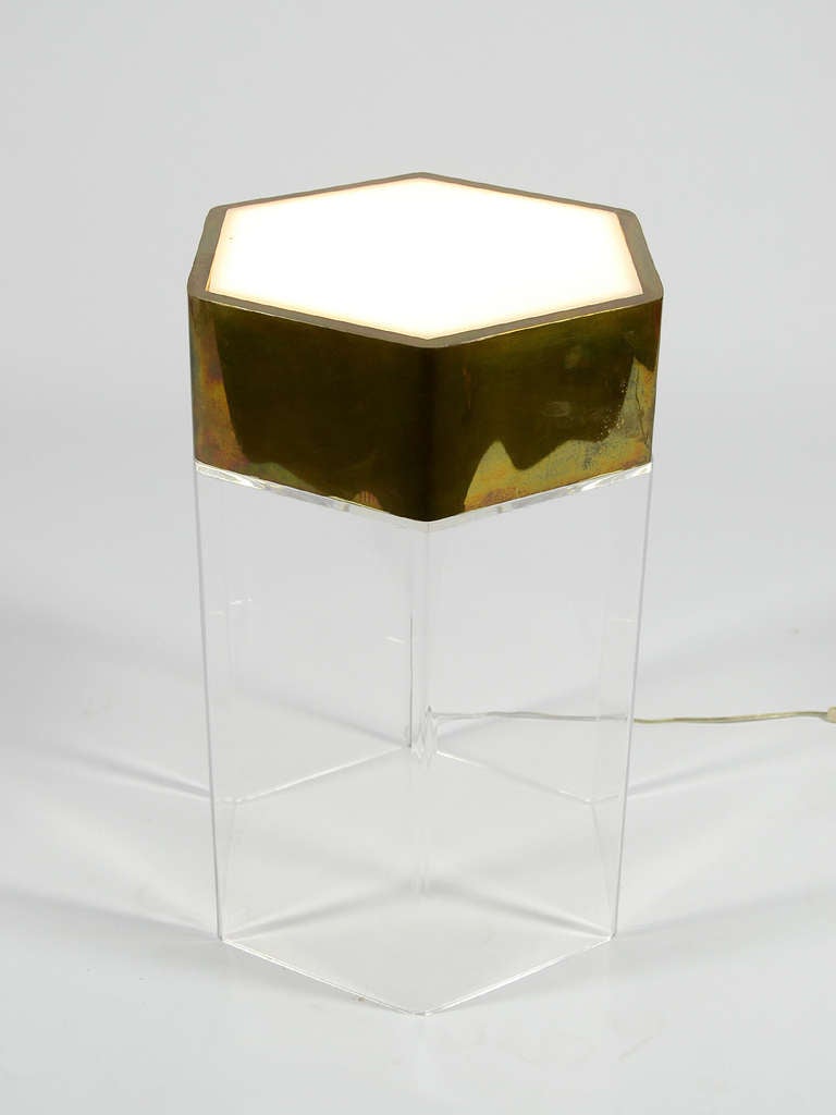 Hexagonal Illuminated pedestal in brass and lucite In Good Condition In Highland, IN
