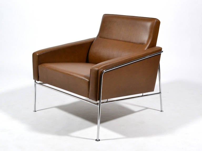 Scandinavian Modern Pair of Arne Jacobsen Series 3300 Lounge Chairs