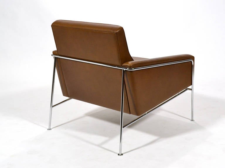 Mid-20th Century Pair of Arne Jacobsen Series 3300 Lounge Chairs