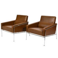 Paar Arne Jacobsen Serie 3300 Lounge Stühle