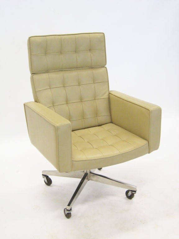 Vincent Cafiero executive task chair by Knoll 3