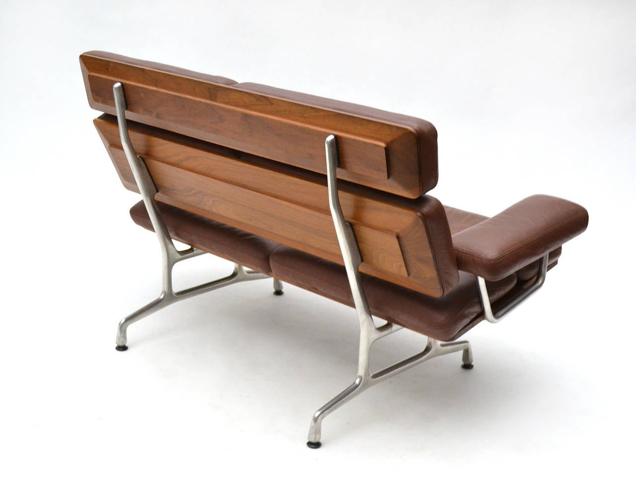 Eames Sofa aus Teakholz und Leder von Herman Miller im Zustand „Gut“ in Highland, IN