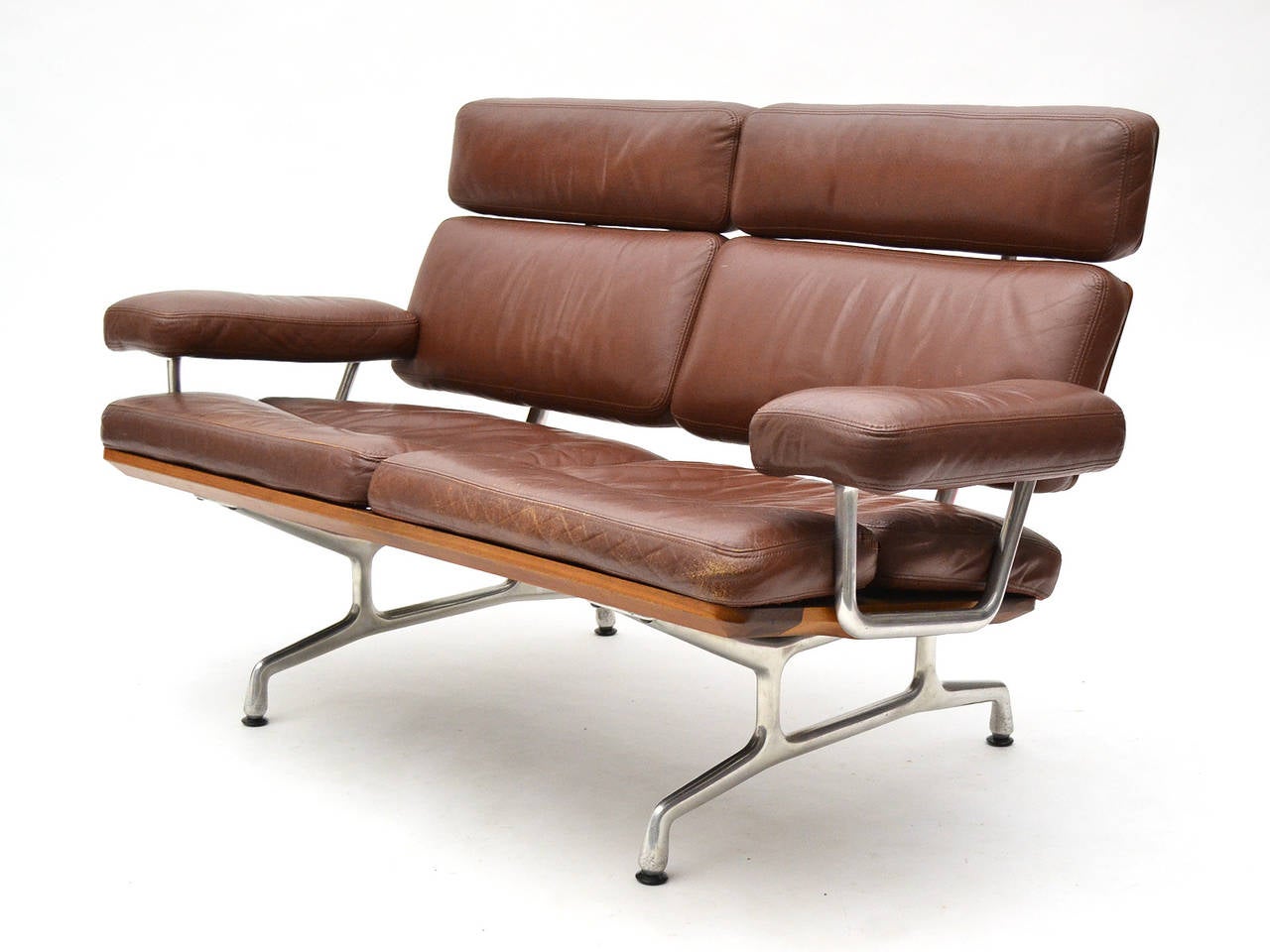 Eames Sofa aus Teakholz und Leder von Herman Miller (Aluminium)