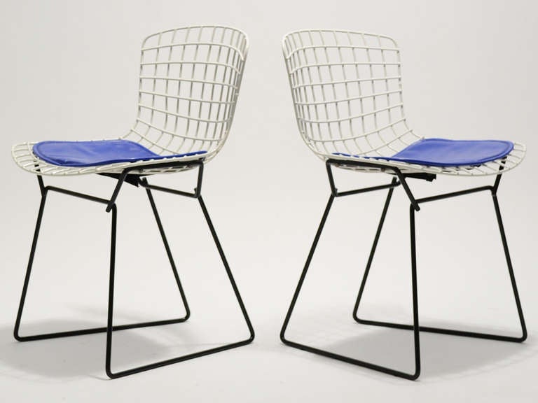 La clásica silla de alambre Bertoia se fabricaba en el tamaño estándar para adultos, pero también en dos tamaños más pequeños para niños. Este par es el mayor de los dos tamaños para niños. A menudo se comercializaban con la mesa auxiliar ciclón