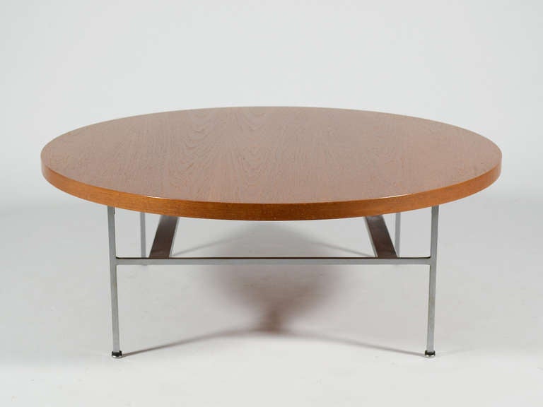 The design of this coffee table is pure Nelson. His rationalist sensibility and refined sense of proportion is perfectly encapsulated by this simple, yet very refined table. The round teak wood top is supported by a base of matte chrome plated