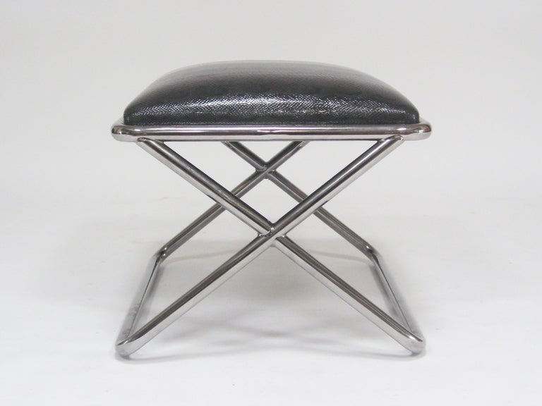 Taburete con base en X de cuero y cromo estilo Ward Bennett Moderno de mediados de siglo en venta