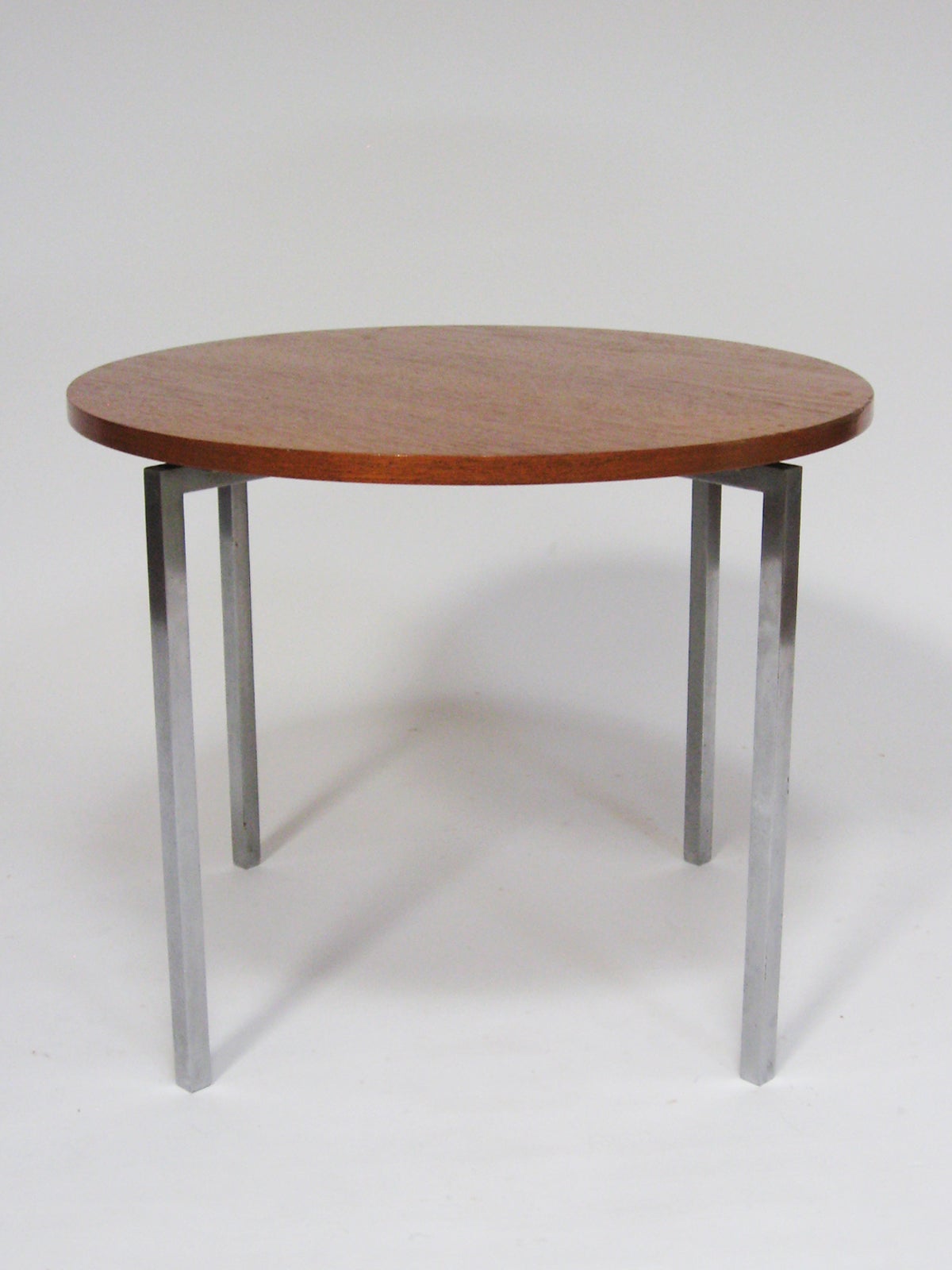 Dieser großartige kleine Tisch, der von Florence Knoll entworfen wurde, ist ein perfektes Beispiel für ihren ausgeprägten Sinn für raffiniertes Design und die Qualität der alten Knoll-Produktion. Die runde Teakholzplatte wird von einem massiven