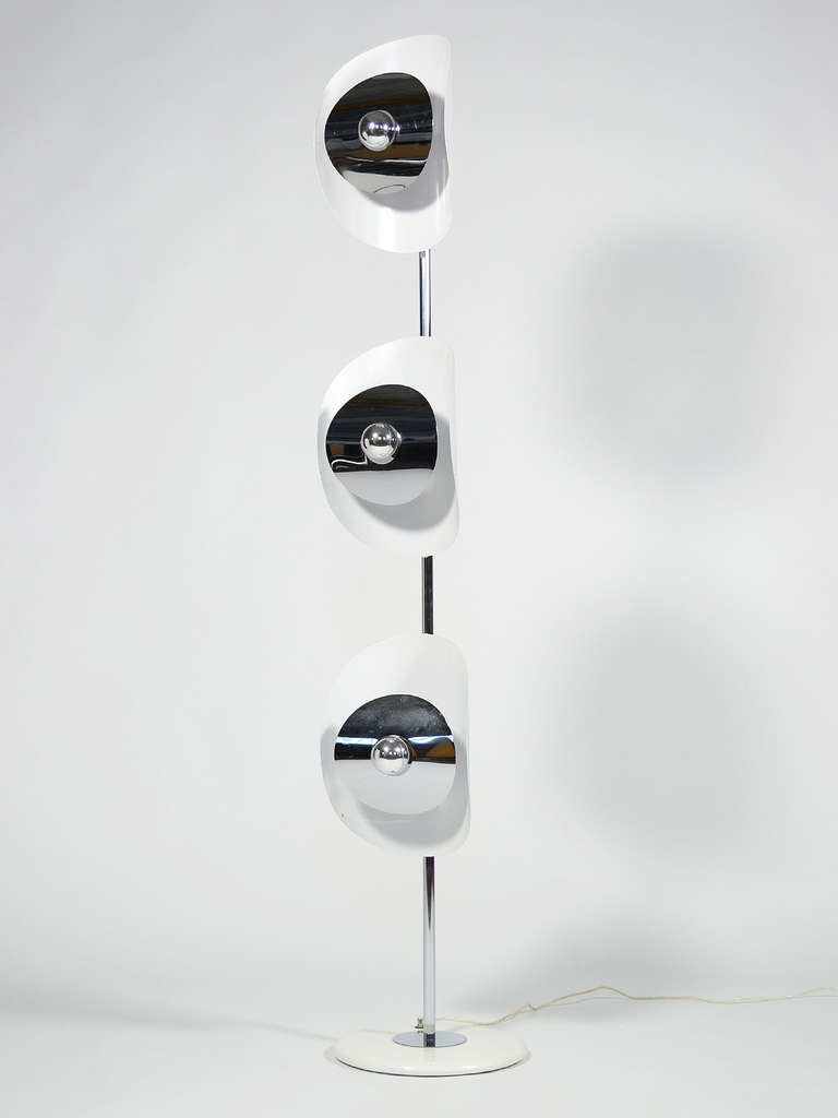 Ce rare lampadaire Brevettato possède trois têtes réglables montées sur une tige centrale. Les têtes peuvent pivoter d'un côté à l'autre et les diffuseurs chromés peuvent tourner pour modifier la qualité de la lumière réfléchie par les abat-jour