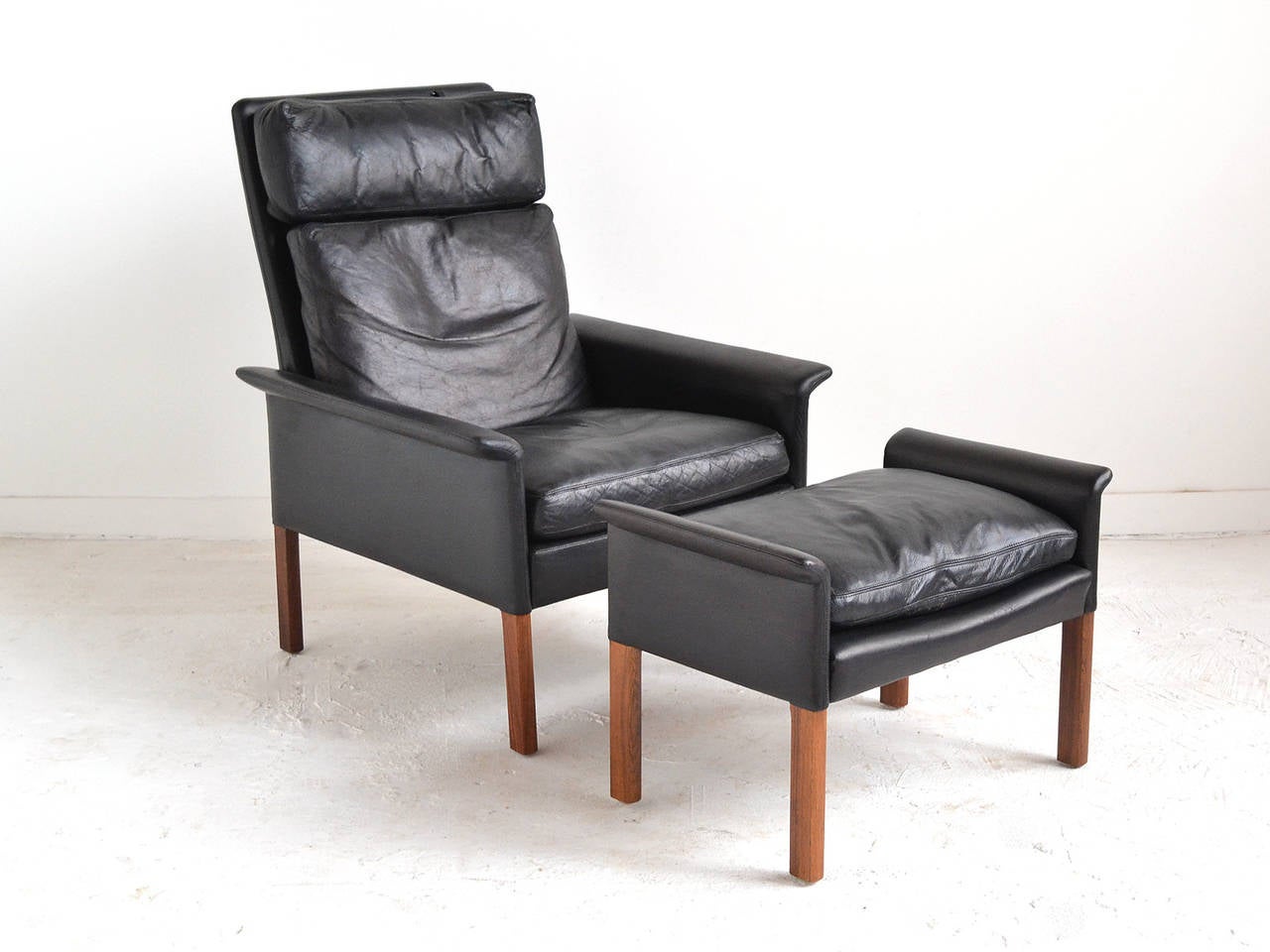 This model 500H high back lounge chair and ottoman are beautiful with their Classic lines and great proportions, but even its fine appearance is bested by its incredible comfort. Plush down-filled cushions offer a sumptuous seat and the lumbar