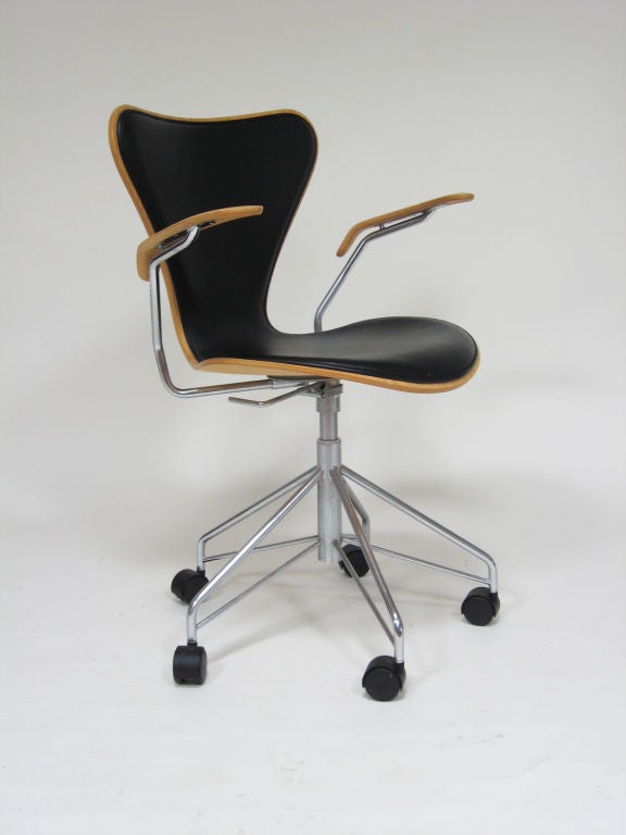Danish Arne Jacobsen series 7 task chair by Fritz Hansen