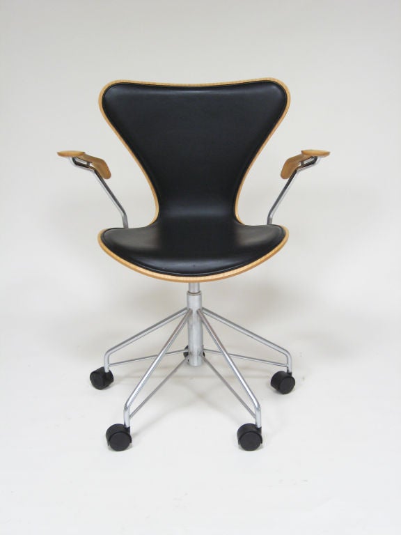Mid-20th Century Arne Jacobsen series 7 task chair by Fritz Hansen