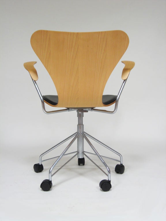 Wood Arne Jacobsen series 7 task chair by Fritz Hansen