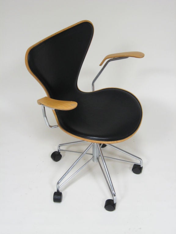 Arne Jacobsen series 7 task chair by Fritz Hansen 1