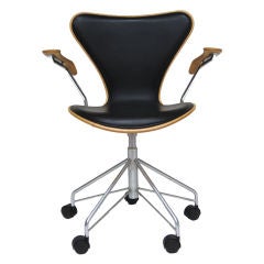 Retro Arne Jacobsen series 7 task chair by Fritz Hansen