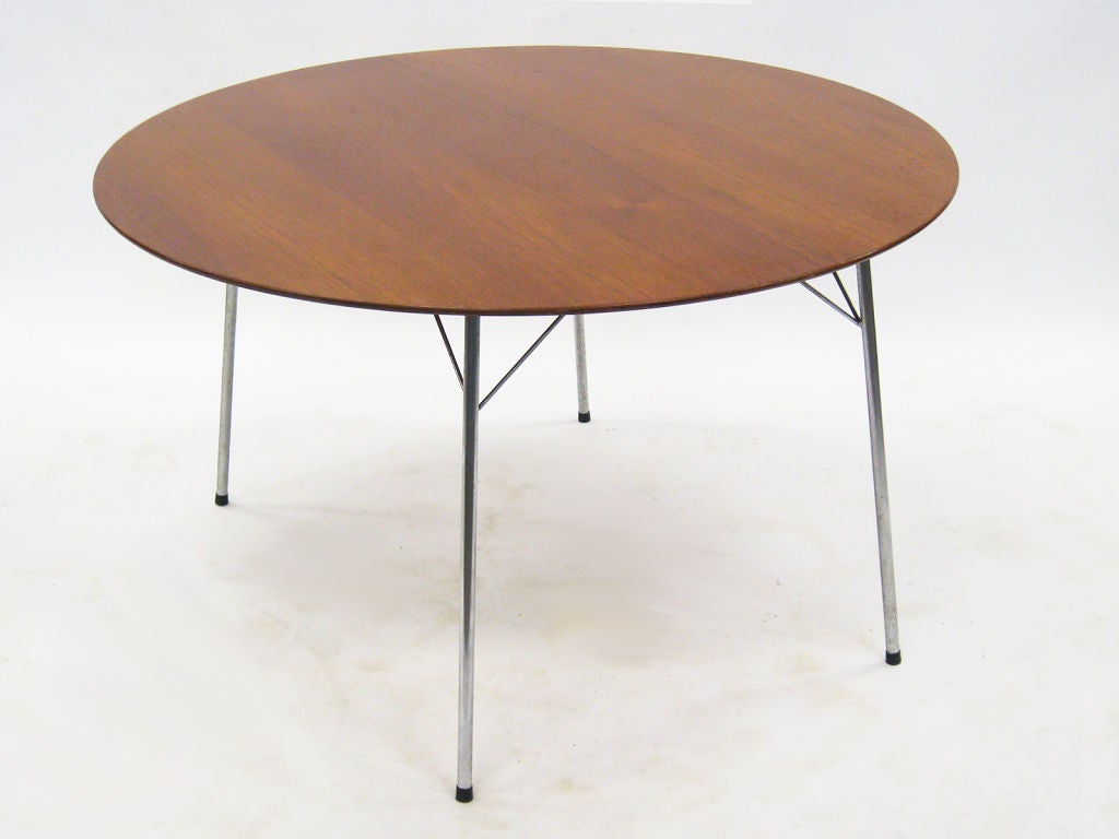 Scandinavian Modern Model 3600 dining table by Arne Jacobsen for Fritz Hansen