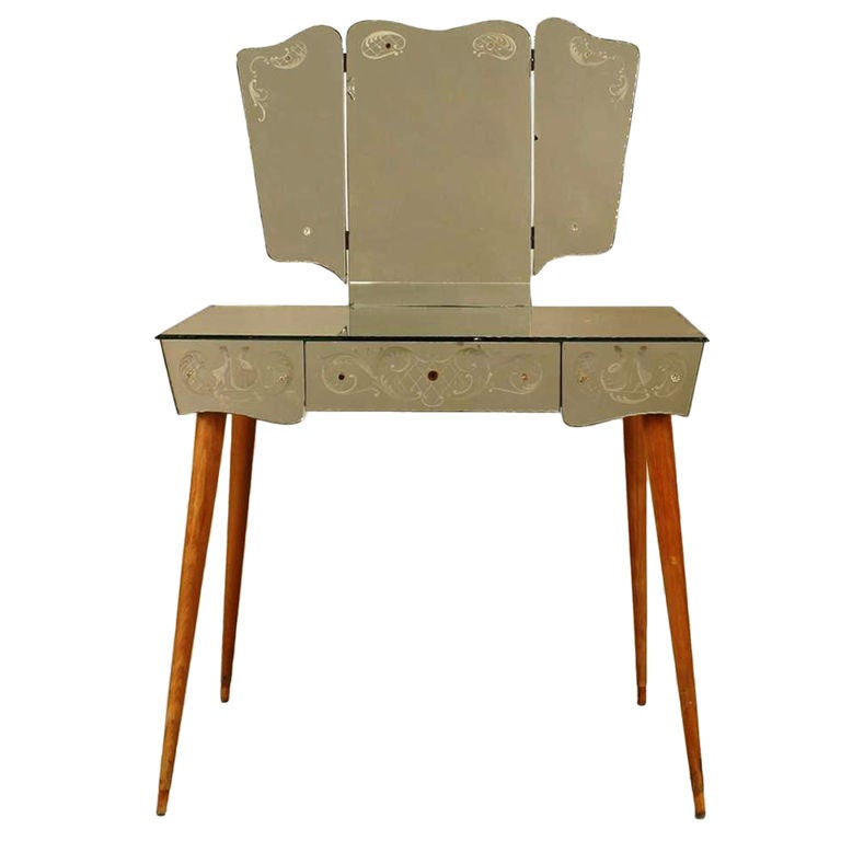 Elegant Dressing Table For Sale at 1stDibs