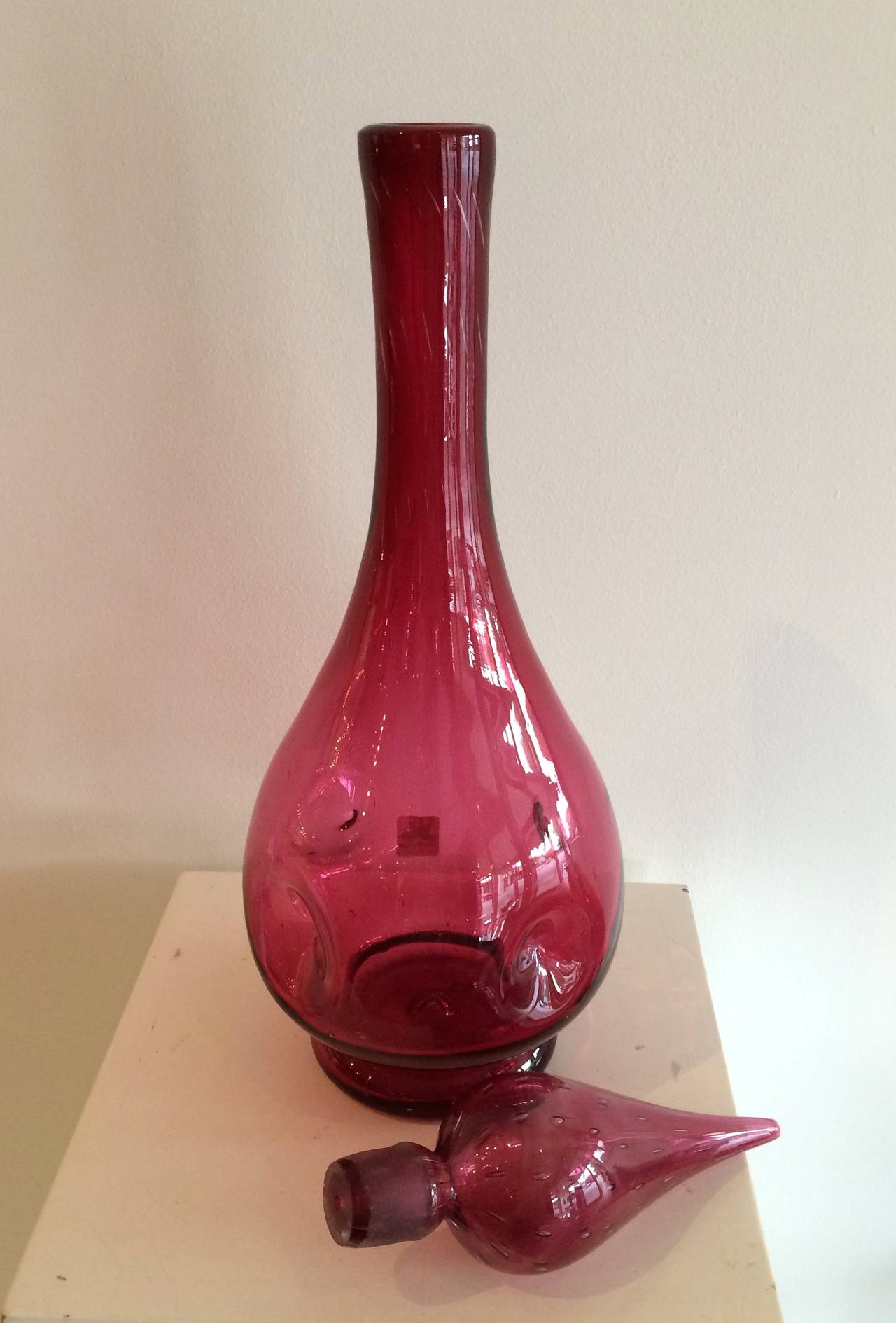 Rose Decanter with Teardrop Stopper In Good Condition For Sale In Miami, FL