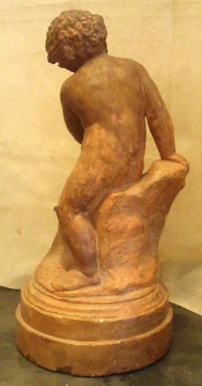 Terrakotta-Skulptur der jungen männlichen Nymphe 19. Jahrhundert Französisch im Zustand „Gut“ im Angebot in Palm Beach, FL