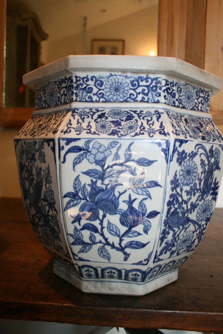 Nice Pair of Matched Blue and White Octagonal Chinese Export Planters In Excellent Condition In Palm Beach, FL