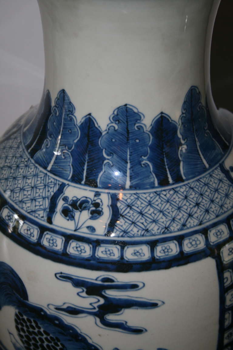 Qing Matched Pair of Blue and White Chinese Export Vases For Sale