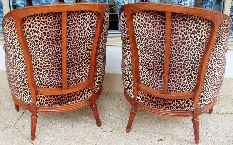 Chic Pair of Louis XVI Bergeres In Excellent Condition In Palm Beach, FL