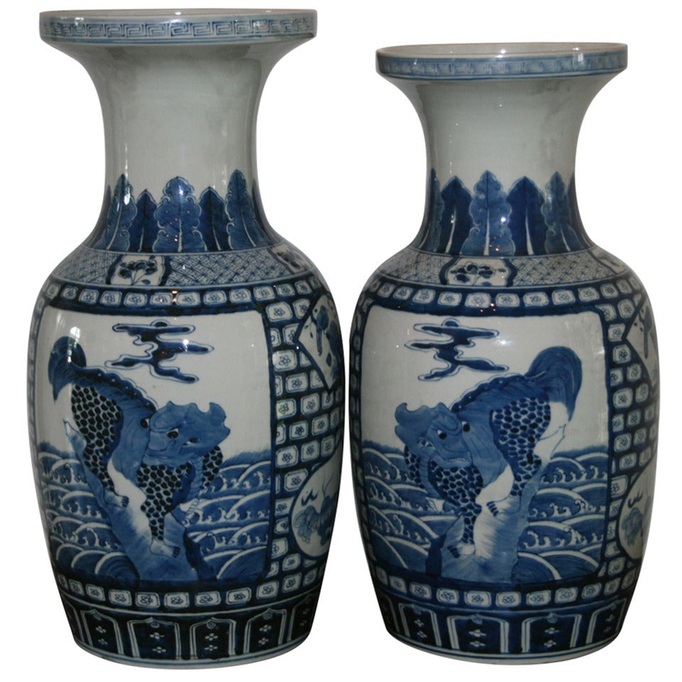 Passendes Paar blauer und weißer chinesischer Exportvasen